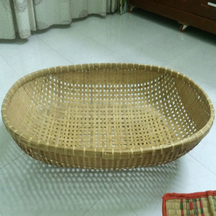 Nôi tre đặt trên võng cho bé nằm ngủ
